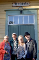 Konsertin jälkeen yhteiskuvassa Tiina Heikka, Martti Heikkilä, Suvi Kotkavuori ja Jouni Kotkavuori. 
